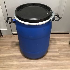 Plastic Storage/Shipping Barrel 37.8 Litres/10 Gal. /Metal Lever Lock